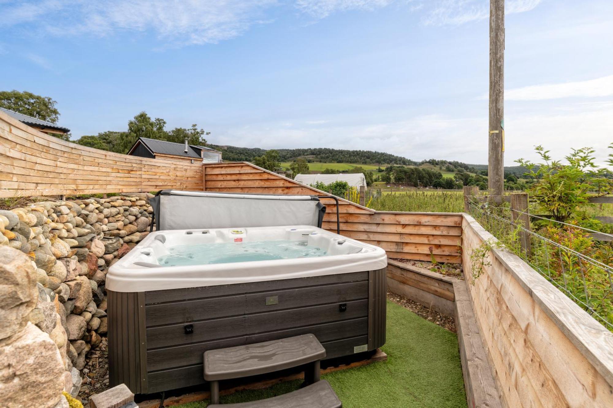 Aileen - Unique Tiny House With Wood Fired Roll Top Bath In Heart Of The Cairngorms Villa Ballater Exterior photo